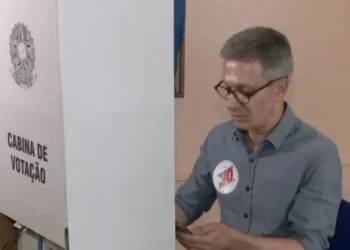 Romeu Zema utiliza celular na cabine de votação (Crédito: GloboNews)